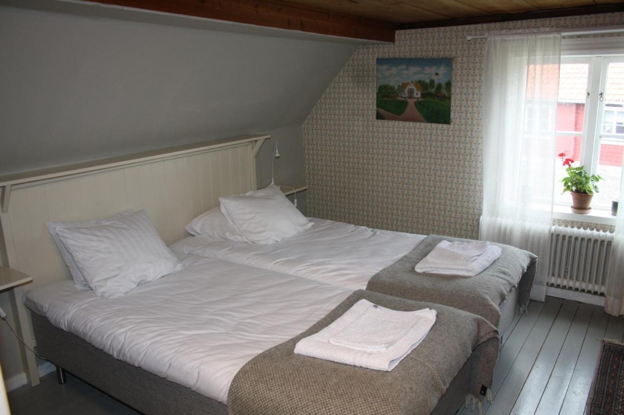 Ladugardens Pub & Sal Apartment Enhorna Bagian luar foto