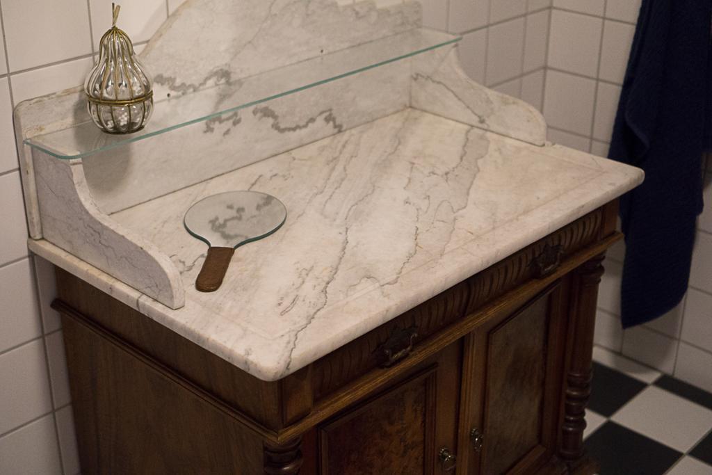 Ladugardens Pub & Sal Apartment Enhorna Bagian luar foto