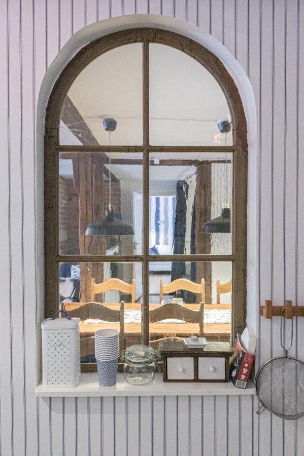 Ladugardens Pub & Sal Apartment Enhorna Bagian luar foto